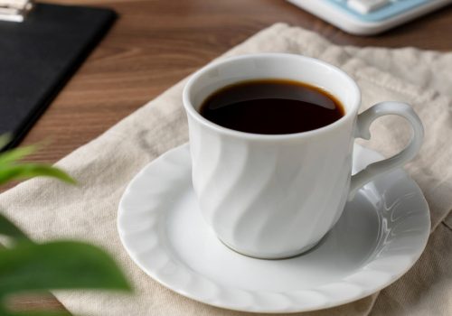 dark-coffee-white-mug-wooden-tablexdxa-1